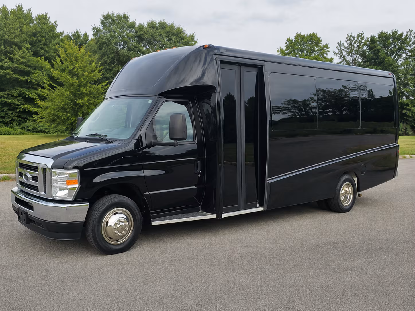 minibuses for olathe field trips to local and johnson county destinations